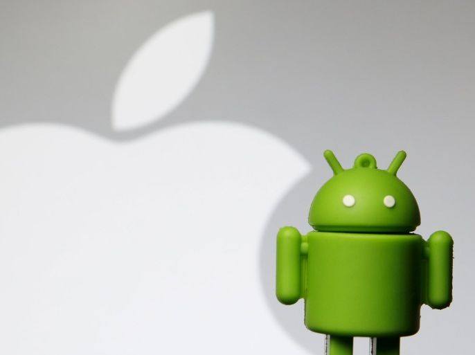 An Android mascot is seen in front of a displayed logo of Apple in this photo illustration taken in Zenica, Bosnia and Herzegovina, May 5, 2015. A U.S. appeals court on May 18, 2015 reversed part of a $930 million verdict that Apple Inc won in 2012 against Samsung Electronics Co Ltd, saying the iPhone maker's trademark-related appearance could not be protected. Some observers viewed the litigation as Apple's attempt to curtail the rapid rise of phones using Google Inc's rival Android operating software. Picture taken on May 5. REUTERS/Dado Ruvic