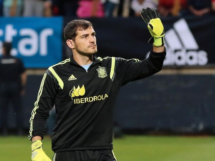 Spain's goalkeeper Iker Casillas greets the crowd before the friendly football match Spain vs Costa Rica at the Reino de Leon stadium in Leon on June 11, 2015. AFP PHOTO/ CESAR MANSO