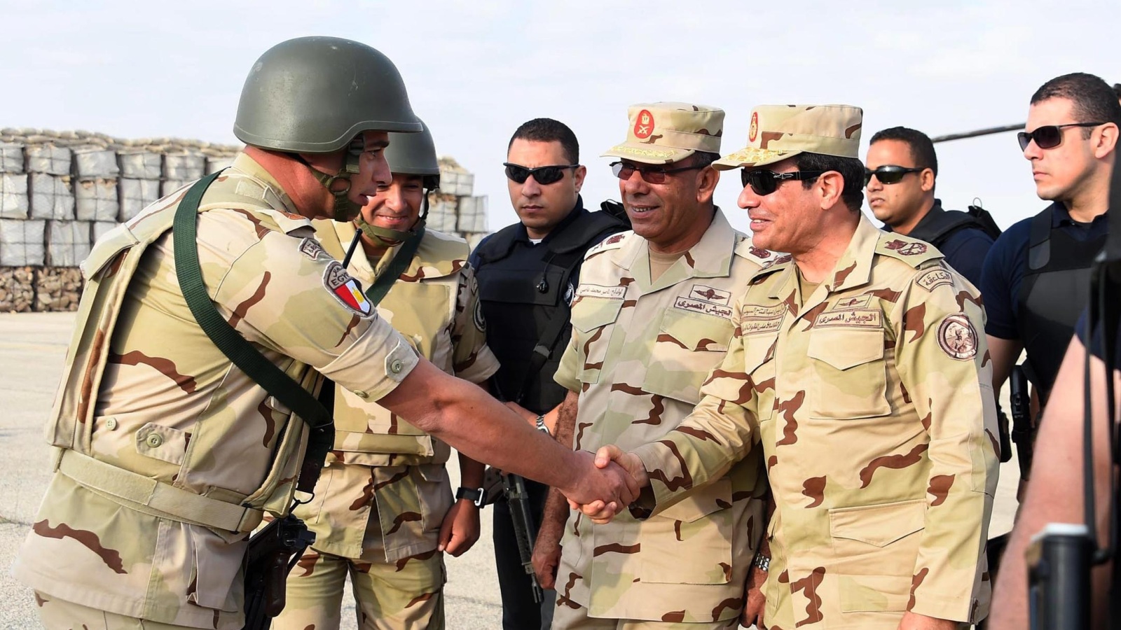 السيسي مرتديا الزي العسكري لحظة وصوله إلى سيناء لتفقد الجنود بزيارة غير معلنة (الأوروبية)