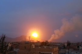 صنعاء اليمن دخان انفجارات بجبل نقم الذي تعرض لعشرات الغارات من طيران التحالف واستهدف مخازن الأسلحة2