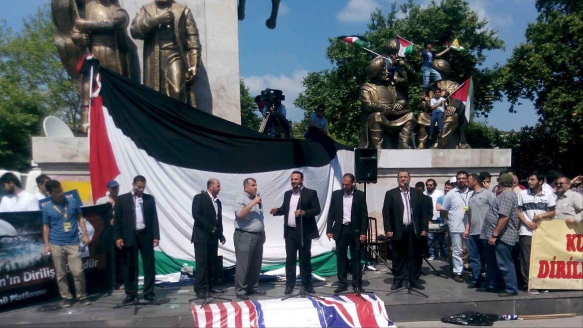 حي الفاتح - أسطنبول- تركيا 10 تموز 2015 مغنون لبنانيون يغنون لفلسطين على منصة تم فرشها بأعلام إسرائيل وأمريكا وبريطانيا في يوم القدس العالمي