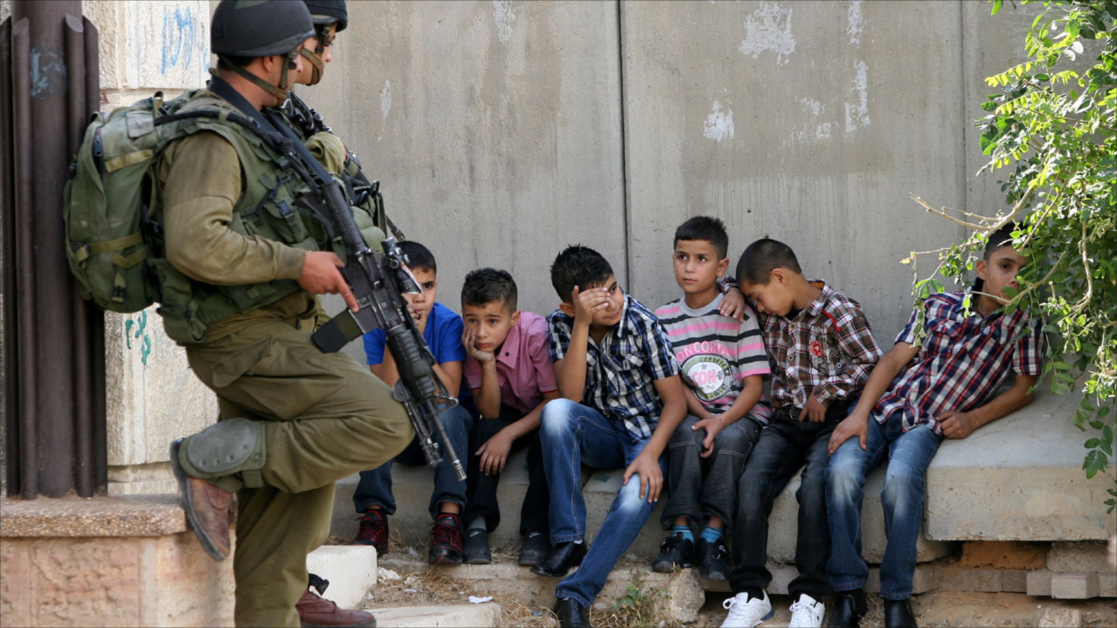 حتى الأطفال لا يسلمون من إجراءات الاحتلال الأمنية (الأوروبية-أرشيف)