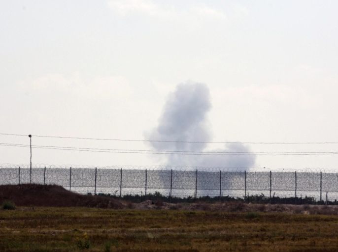 Smoke rises from an Egyptian Airforce airstrike across the border in northern Sinai, on the border with Israel near the southern Israeli Kerem Shalom crossing, Israel, 02 July 2015. Amid conflicting reports the group in Egypt's north Sinai claiming affilaition with the organisation calling themselves the Islamic State (IS) claim to have carried out several attacks 01 July on security forces in the towns of Sheikh Zuweid and el-Arish, with the Government syaing their forces killed 100 opposition fighters with only 17 losses, while other unofficial sources put the losses at at least 70.