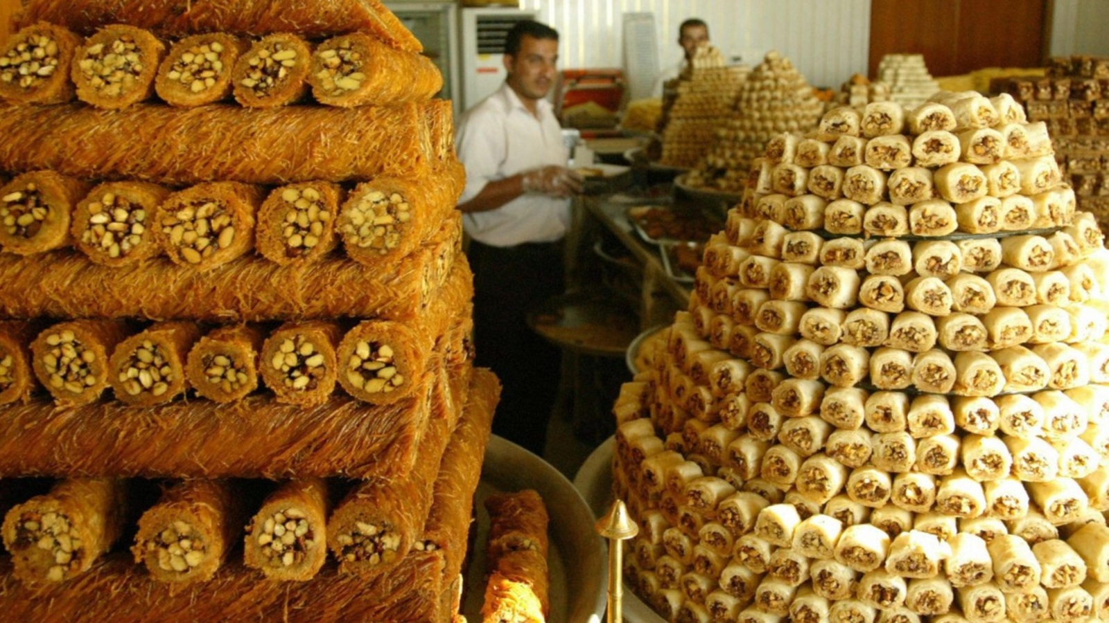 ‪ينصح بتلافي أو تقليل الأطعمة التي تحتوى على كميات كبيرة من الدهن والسكر، مثل الحلويات العربية التقليدية‬  (غيتي)