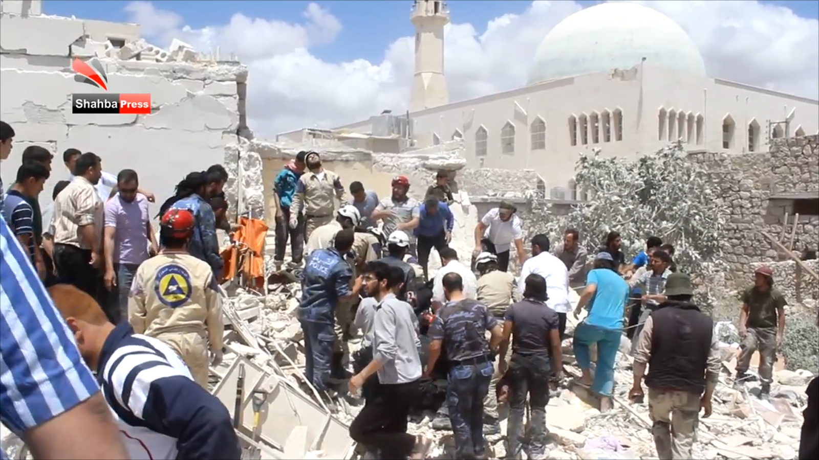 ‪النظام يسقط في وقت سابق براميل متفجرة على مسجد مدينة عندان بحلب‬ (ناشطون)