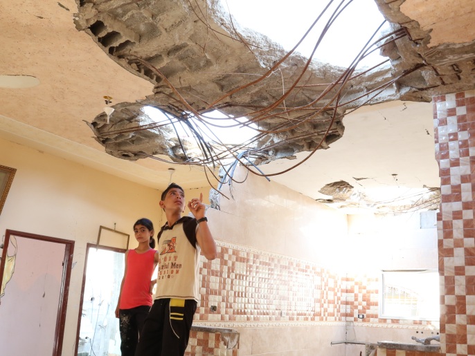 آثار القصف في منزل أبو عمشة (الجزيرة)