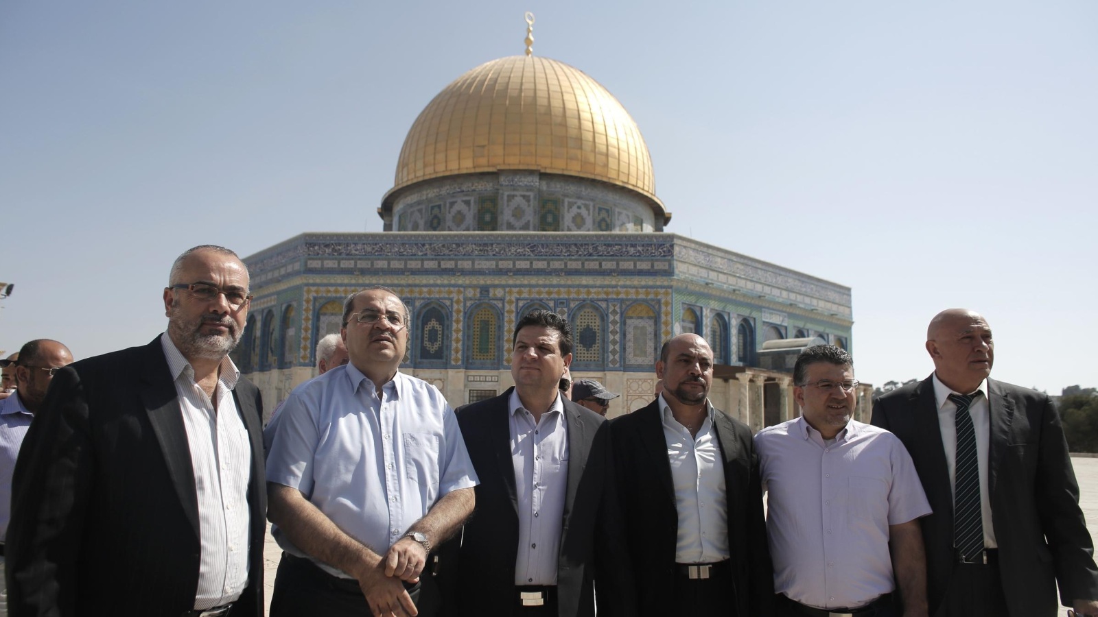 أعضاء وفد القائمة العربية في الكنيست أثناء زيارتهم المسجد الأقصى أمس الاثنين (غيتي)