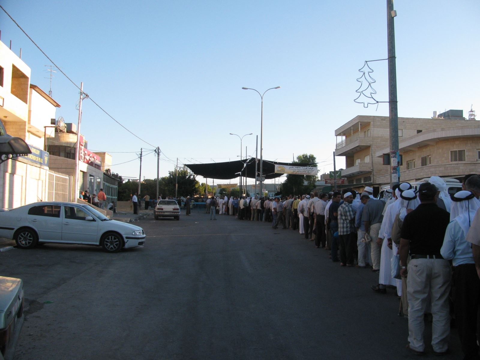 ‪الفلسطينيون يقضون أوقاتا طويلة في انتظار عبور حواجز الاحتلال‬ (الجزيرة نت)