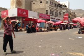 تحريرها من الحوثيين، سكان في سوق شعبي ببلدة كريتر 26 - 7 - 2015 (تصوير - سمير حسن - الجزيرة نت) ‫‬ (2)