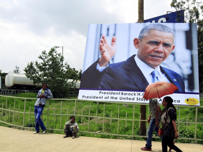 صورة لأوباما بأحد شوارع أديس أبابا لكن العاصمة الإثيوبية لم تظهر ذلك الشغف الذي بدا واضحا إبان زيارته كينيا (رويترز)