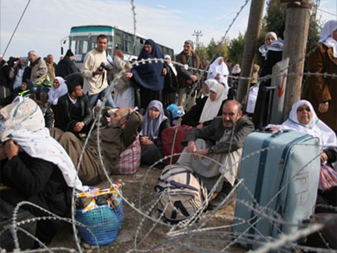 عدد من حجاج قطاع غزة يعتصمون بالقرب من معبر رفح بسبب إعاقة سفرهم إلى مكة المكرمة العام الماضي (الجزيرة-أرشيف)