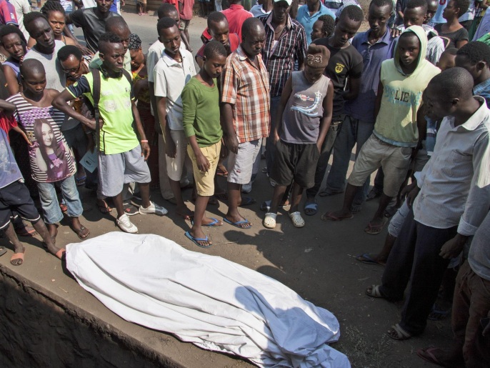 ‪سكان حي نياكابيغا يلتفون حول جثة وجدت في المجاري يعتقدون أنها لأحد المنتمين للمعارضة (‬ الأوروبية