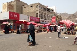 عودة الحياة تدريجيا الى مدينة عدن بعد تحريرها من الحوثيين، سكان في سوق شعبي ببلدة كريتر 26 - 7 - 2015 (تصوير - سمير حسن - الجزيرة نت)
