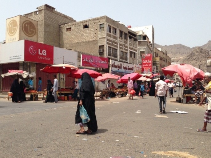 عودة الحياة تدريجيا الى مدينة عدن بعد تحريرها من الحوثيين، سكان في سوق شعبي ببلدة كريتر 26 - 7 - 2015 (تصوير - سمير حسن - الجزيرة نت)