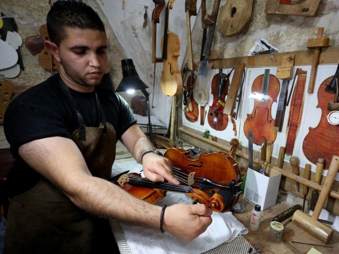 الفلسطيني شلالدة.. صانع الكمان ومُداويها