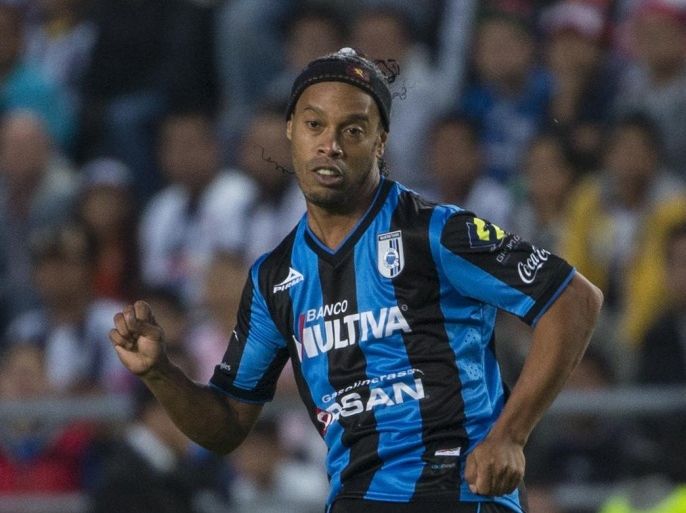 PACHUCA, MEXICO - MAY 21: Ronaldinho of Queretaro passes the ball during a semifinal first leg match between Pachuca and Queretaro as part of Clausura 2015 Liga MX at Hidalgo Stadium on May 21, 2015 in Pachuca, Mexico.