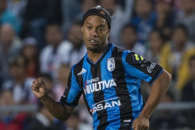 PACHUCA, MEXICO - MAY 21: Ronaldinho of Queretaro passes the ball during a semifinal first leg match between Pachuca and Queretaro as part of Clausura 2015 Liga MX at Hidalgo Stadium on May 21, 2015 in Pachuca, Mexico.