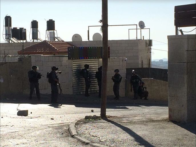 الاحتلال يغلق منزل الشهيد عدي ابو جمل في جبل المكبر(صورة نشرها كيو برس المركز الاعلامي لشؤون القدس والاقصى