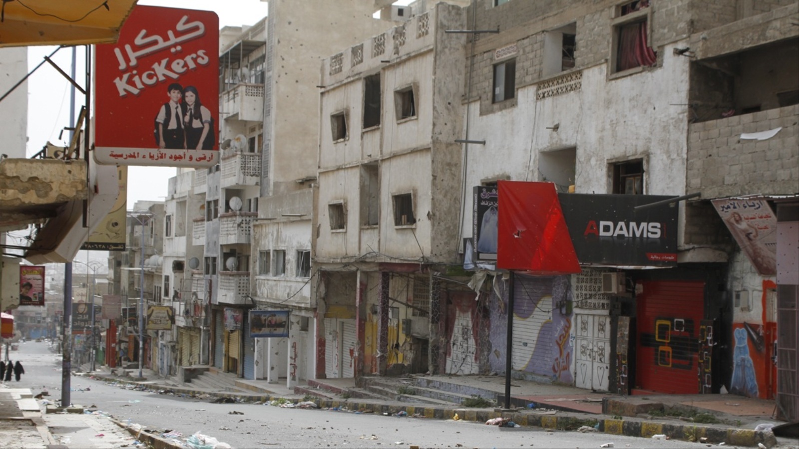 محال تجارية مغلقة في شارع 26 سبتمبر جراء المواجهات بين الحوثيين والمقاومة(الجزيرة)