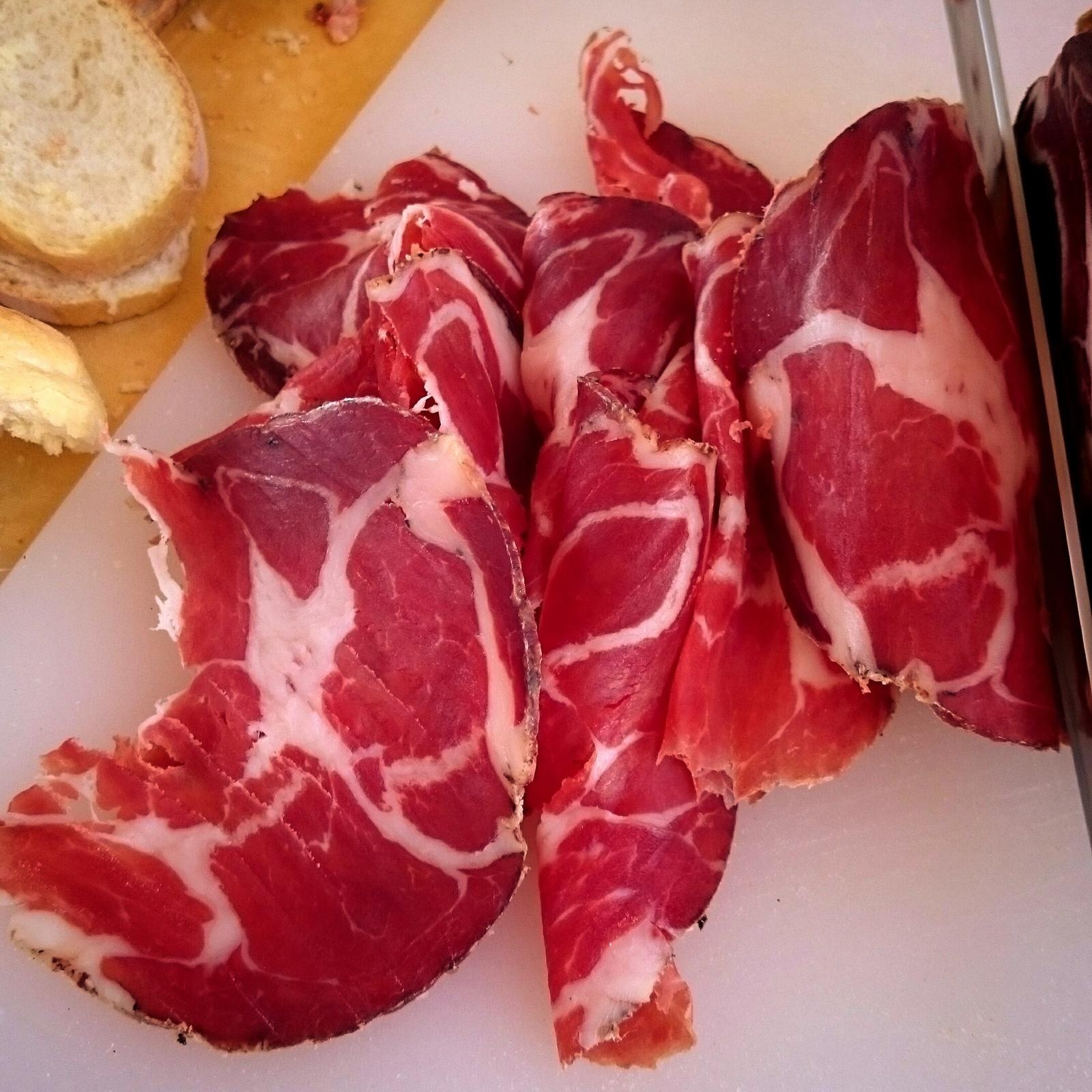 الإكثار من اللحوم -وخاصة الحمراء- يزيد من خطر الإصابة بسرطان الأمعاء (غيتي)