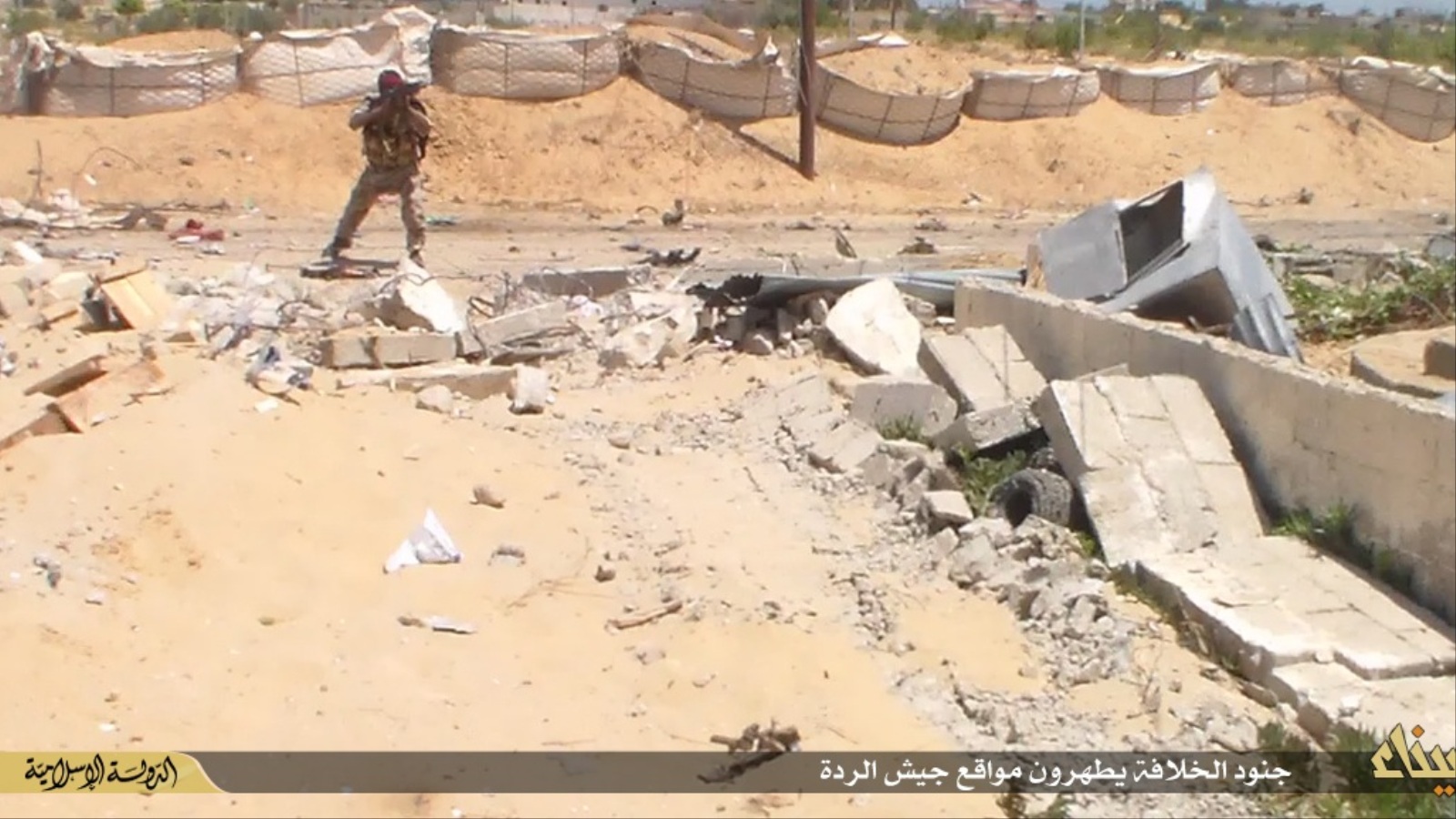‪ولاية سيناء نشرت صورة لأحد مقاتليها أثناء اقتحام نقطة تفتيش للجيش‬  (الجزيرة)