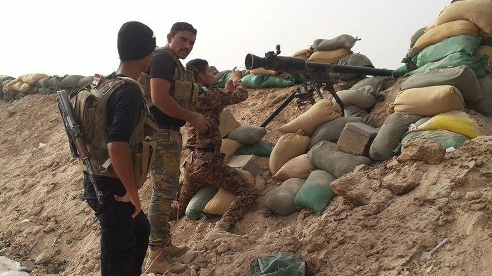 ‪عناصر من قوات مكافحة الإرهاب العراقية في أحد المواقع خارج الفلوجة‬ عناصر من قوات مكافحة الإرهاب العراقية في أحد المواقع خارج الفلوجة (أسوشيتد برس)
