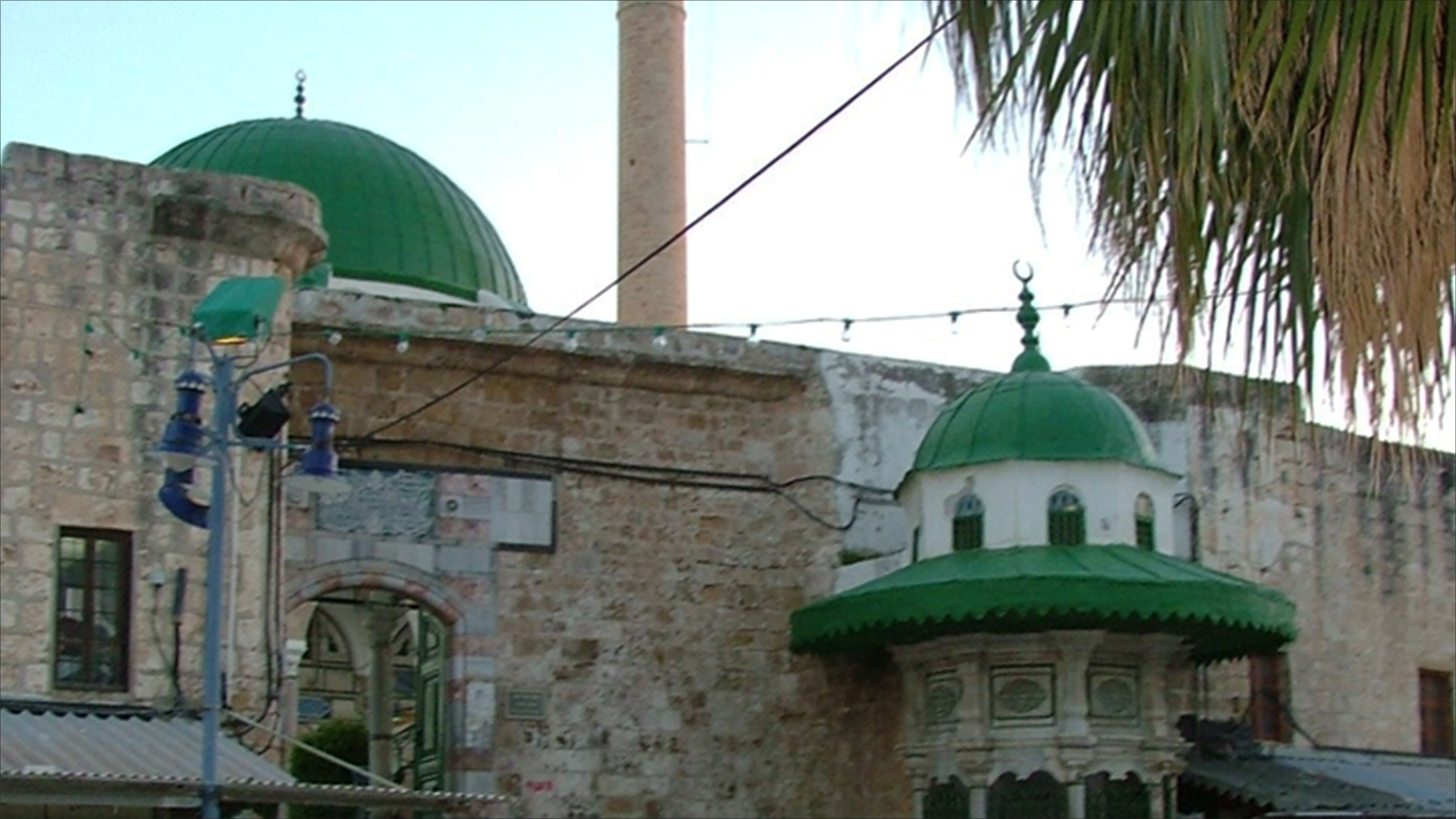 ‪مسجد الجزار يقع في عكا ويكتسب بعدا علميا وتاريخيا بمنطقة الشام‬ (الجزيرة نت)