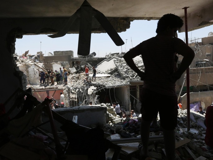‪(أسوشيتد برس)‬ عراقيون يقفون على أنقاض بيوت مهدمة ببغداد الجديدة 