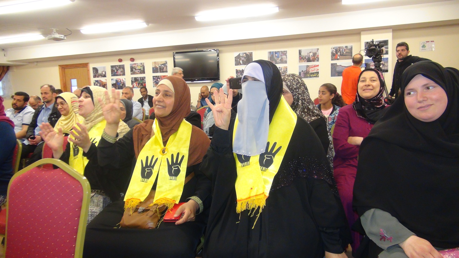 ‪‬ جانب من النساء المشاركات في فعالية أحياء مجزرة رابعة في لندن(الجزيرة)