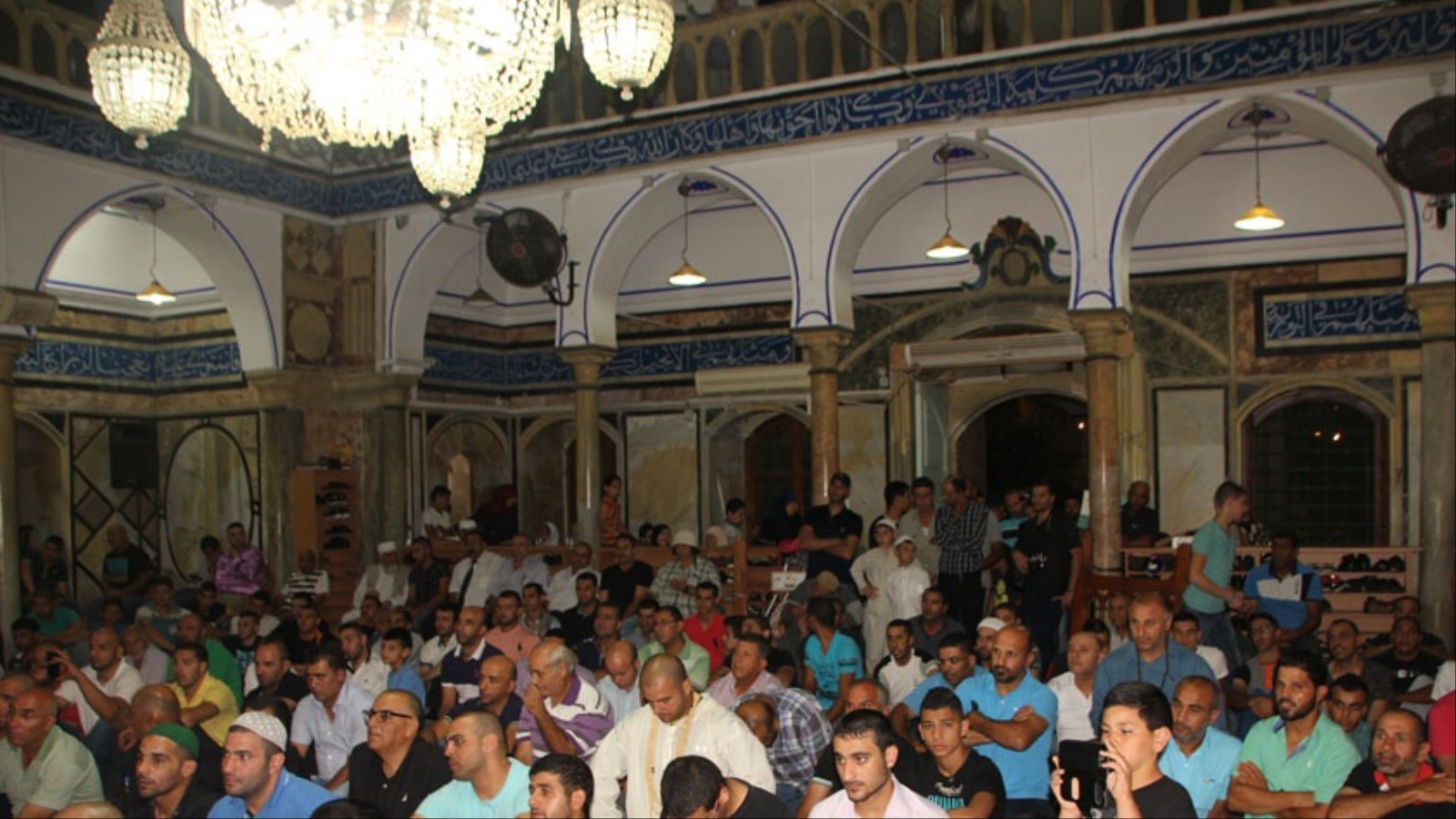 ‪جانب من الحضور في المسجد بليلة الـ27 من رمضان الحالي‬ (الجزيرة نت)