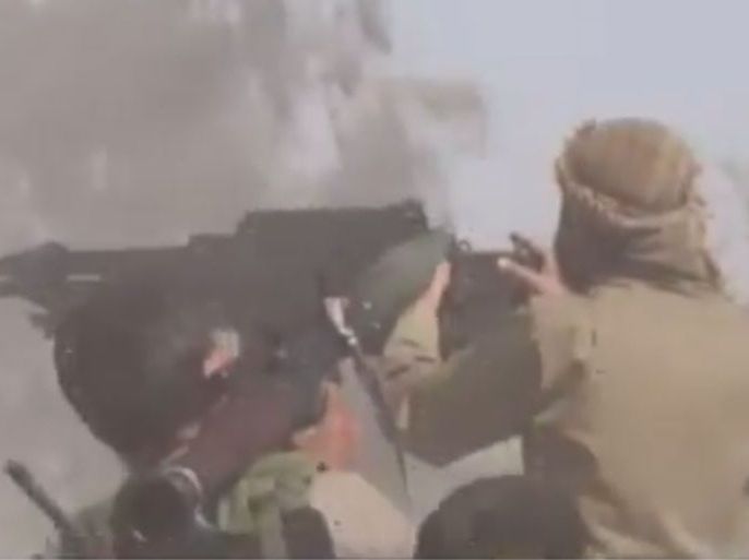 أحد مقاتلي تنظيم الدولة خلال معارك الفلوجة