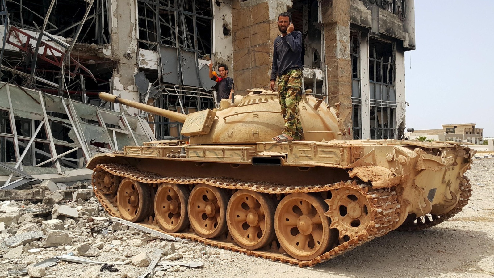 بنغازي تحولت إلى ساحة حرب دائمة بين قوات الكرامة ومقاتلي مجلس شورى الثوار (رويترز)