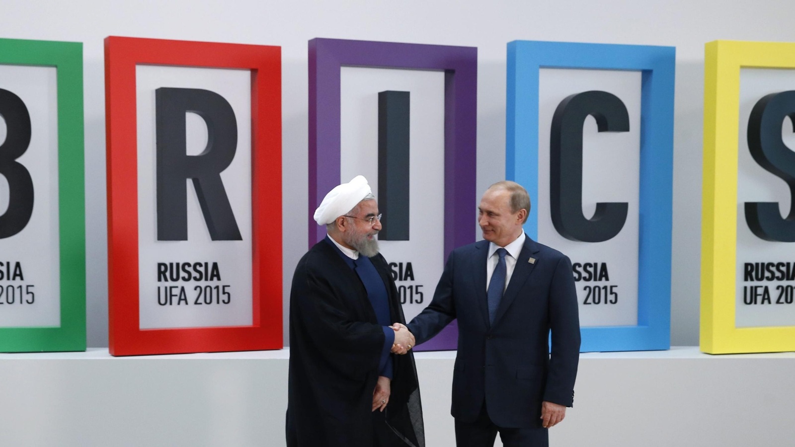 ‪روحاني مع نظيره الروسي فلاديمير بوتين أثناء قمة مجموعة 