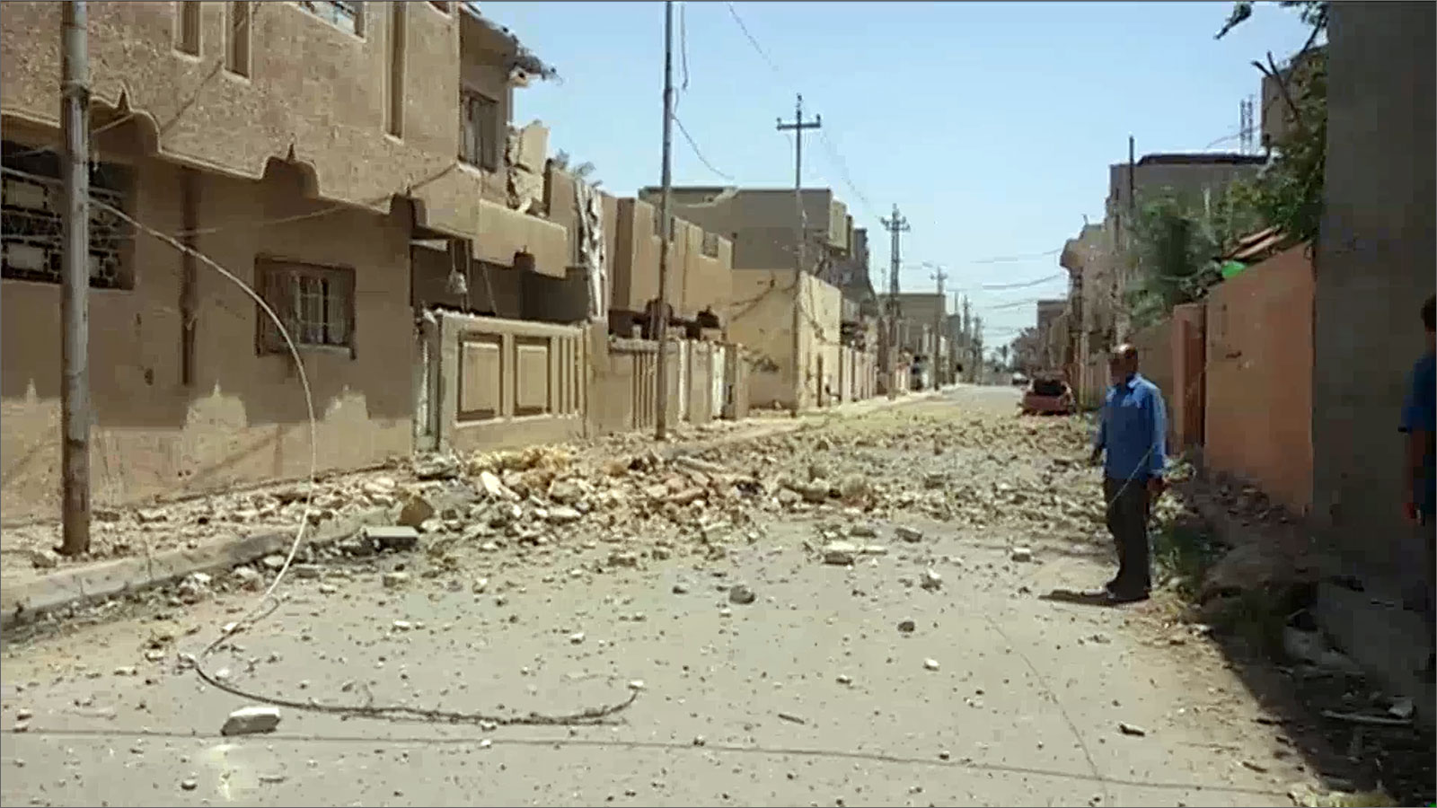 آثار قصف جوي سابق لمنازل المدنيين في الأنبار ()