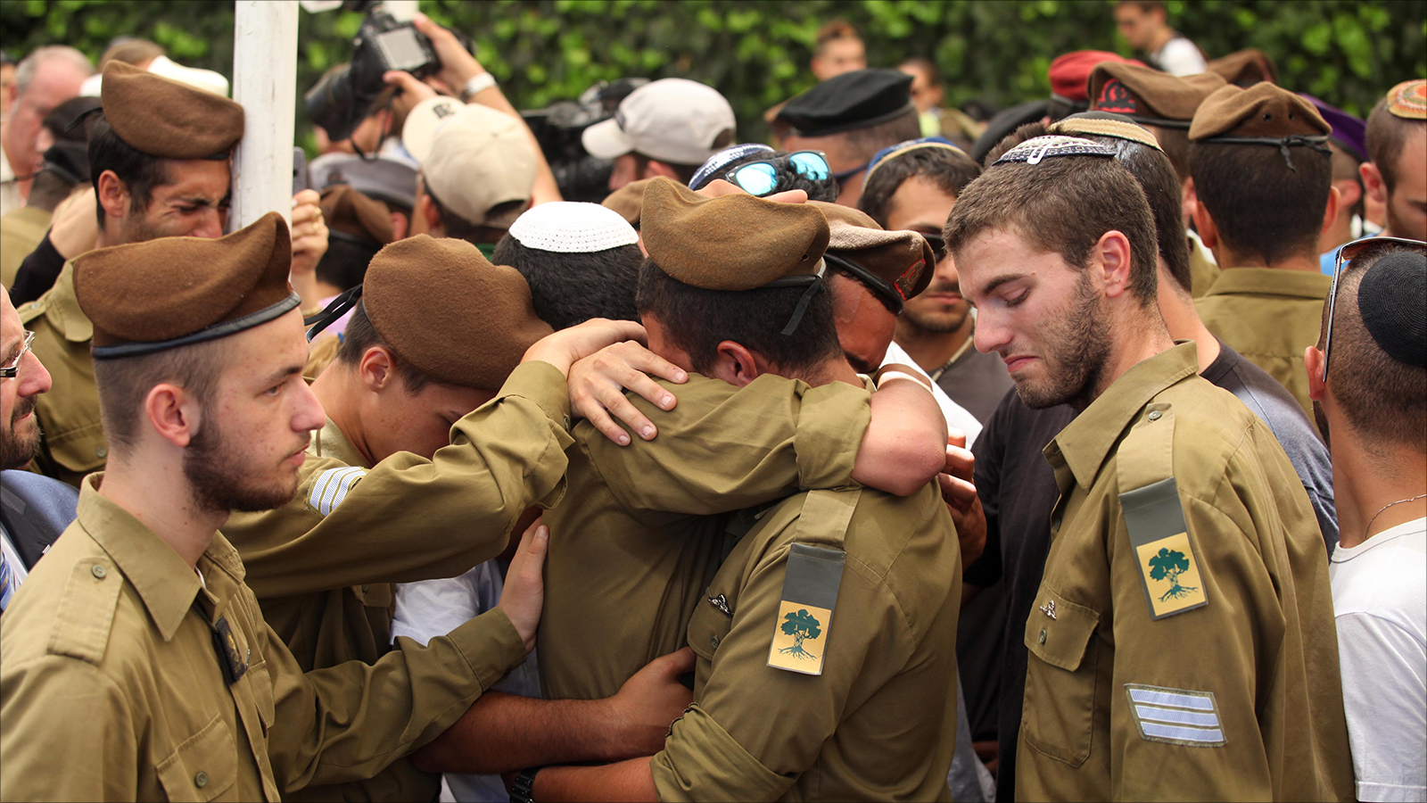 ‪جنود إسرائيليون ينتحبون في جنازة زميل لهم قتل في العدوان على غزة‬ جنود إسرائيليون ينتحبون في جنازة زميل لهم قتل في العدوان على غزة (الأوروبية-أرشيف)