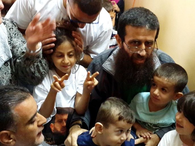 تموز 2015 بلدة عرابة جنين فلسطين الشيخ خضر عدنان بين أطفاله بعد الإفراج عنه فجر الأحد