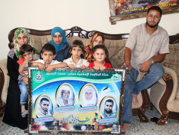 عائلة شمالي فقدت أربعة من أفرادها شهداء خلال العدوان على قطاع غزة العام الماضي (الجزيرة)