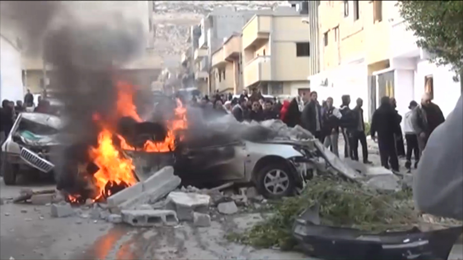 النيران تأتي على سيارة في درنة استهدفها قصف لطائرات حربية مصرية (الجزيرة)