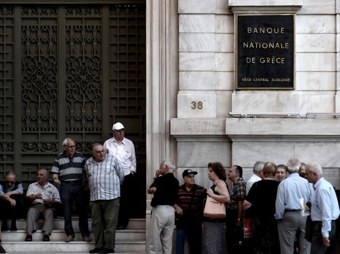 Pensioners queue outside a national bank brunch, as banks only opened for pensioners to allow them to get their pensions, with a limit of 120 euros, in Athens on July 2, 2015. Greece's left-wing government 'may very well' resign if a referendum this weekend on bailout conditions results in a 'Yes' vote, Finance Minister Yanis Varoufakis said in a radio interview Thursday. AFP PHOTO / ARIS MESSINIS