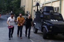 أحد الأشخاص المشتبه بانتمائهم لتنظيم الدولة أثناء اعتقاله في إسطنبول 1