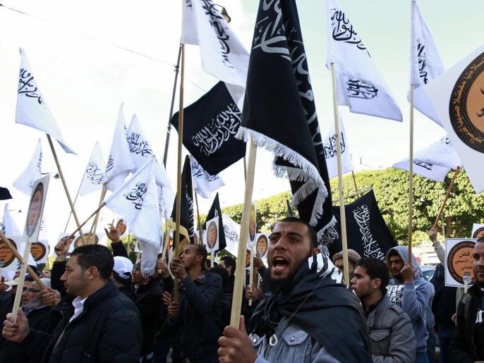 ‪متظاهرون من حزب التحرير يرفعون رايات بيضاء وسوداء احتجاجا على الدستور التونسي يناير/كانون الثاني 2014‬ متظاهرون من حزب التحرير يرفعون رايات بيضاء وسوداء احتجاجا على الدستور التونسي يناير/كانون الثاني 2014 (رويترز)