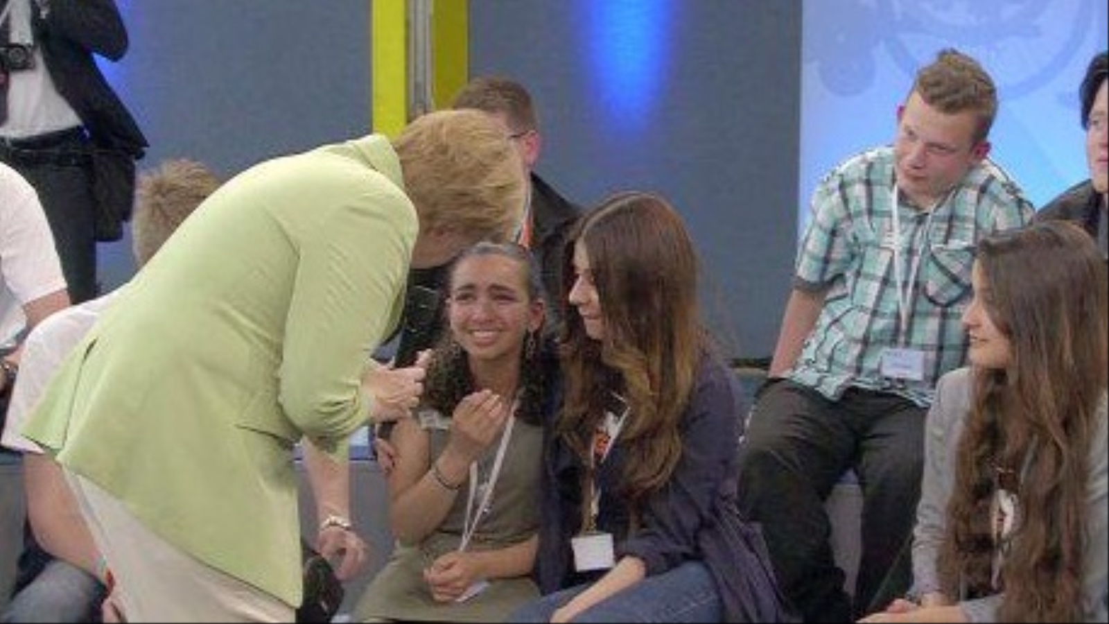 ميركل تستمع لفتاة مهاجرة إلى ألمانيا تبكي بسبب معاناتها في الهجرة(ناشطون-أرشيف)