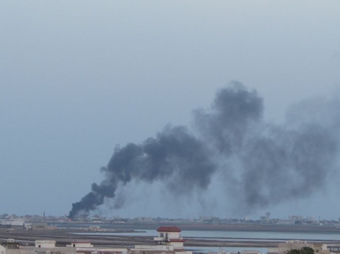 دخان متصاعد من عمليات القصف الجوي على مواقع للحوثيين في العريش بعدن جنوبي اليمن