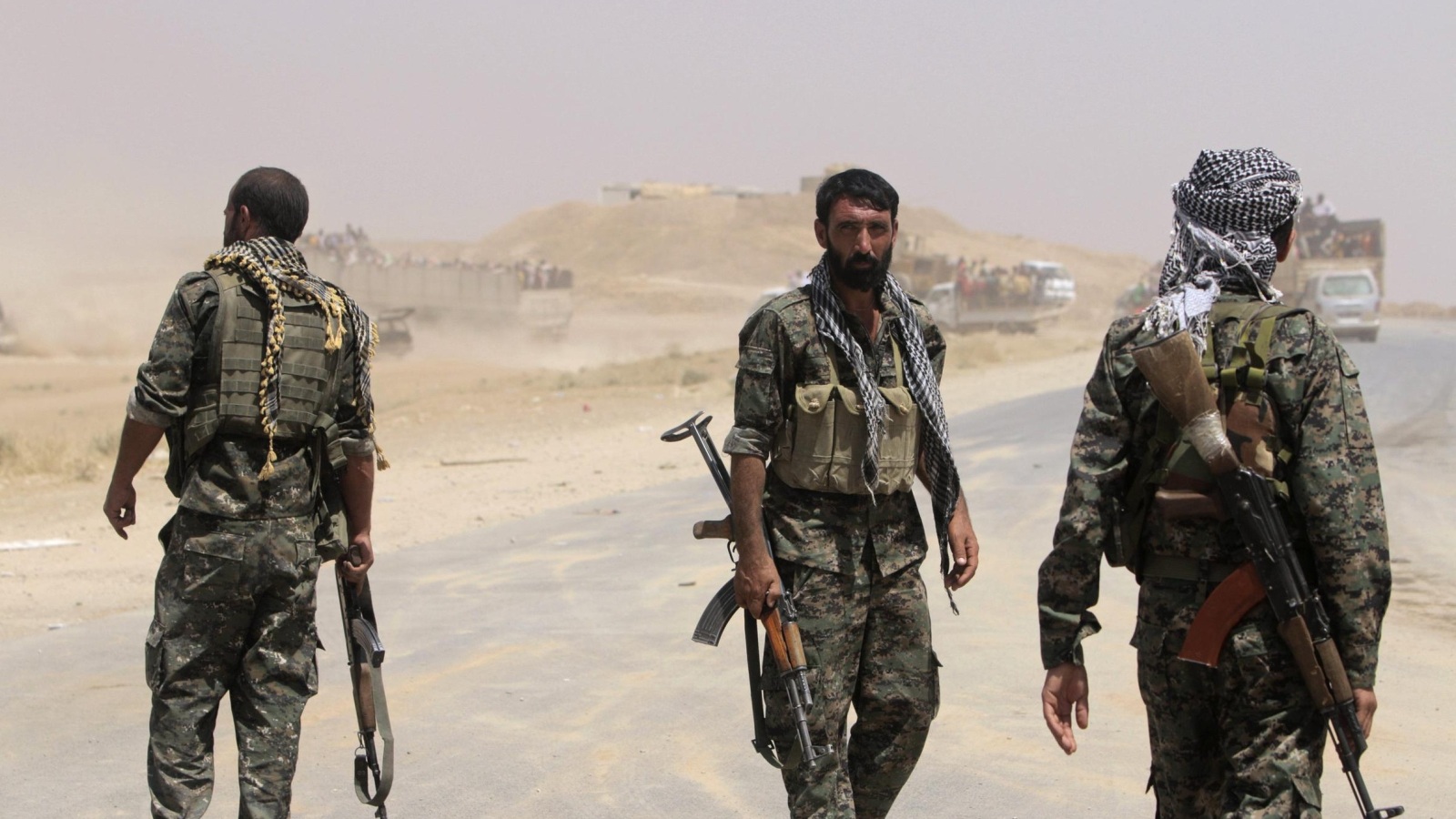 مقاتلون من وحدات حماية الشعب الكردية في محافظة الحسكة (رويترز-أرشيف)