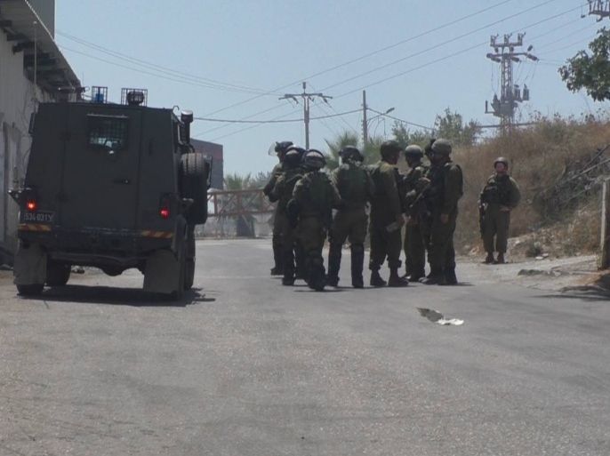 قوات من الجيش الإسرائيلي تغلق بلدة بيت أمر شمال الخليل إثر استشهاد المواطن فلاح أبو ماريا فجرا (الصورة من ناشط زودنا بها)