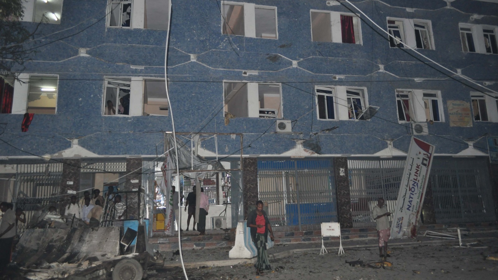واجهة فندق وهلية في مقديشو بعد تعرضه للهجوم (الجزيرة نت)