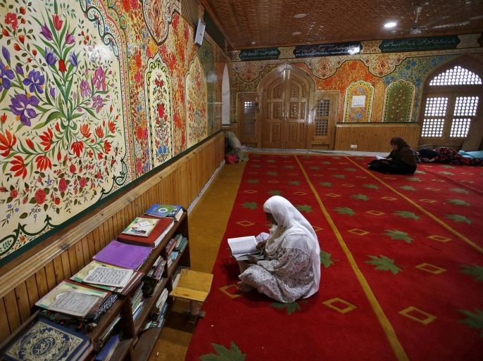 Kashmiri Muslim women read the Koran inside a mosque at the shrine of Sufi Saint Khawaja Naqashband during the holy month of Ramadan in Srinagar June 29, 2015. REUTERS/Danish Ismail