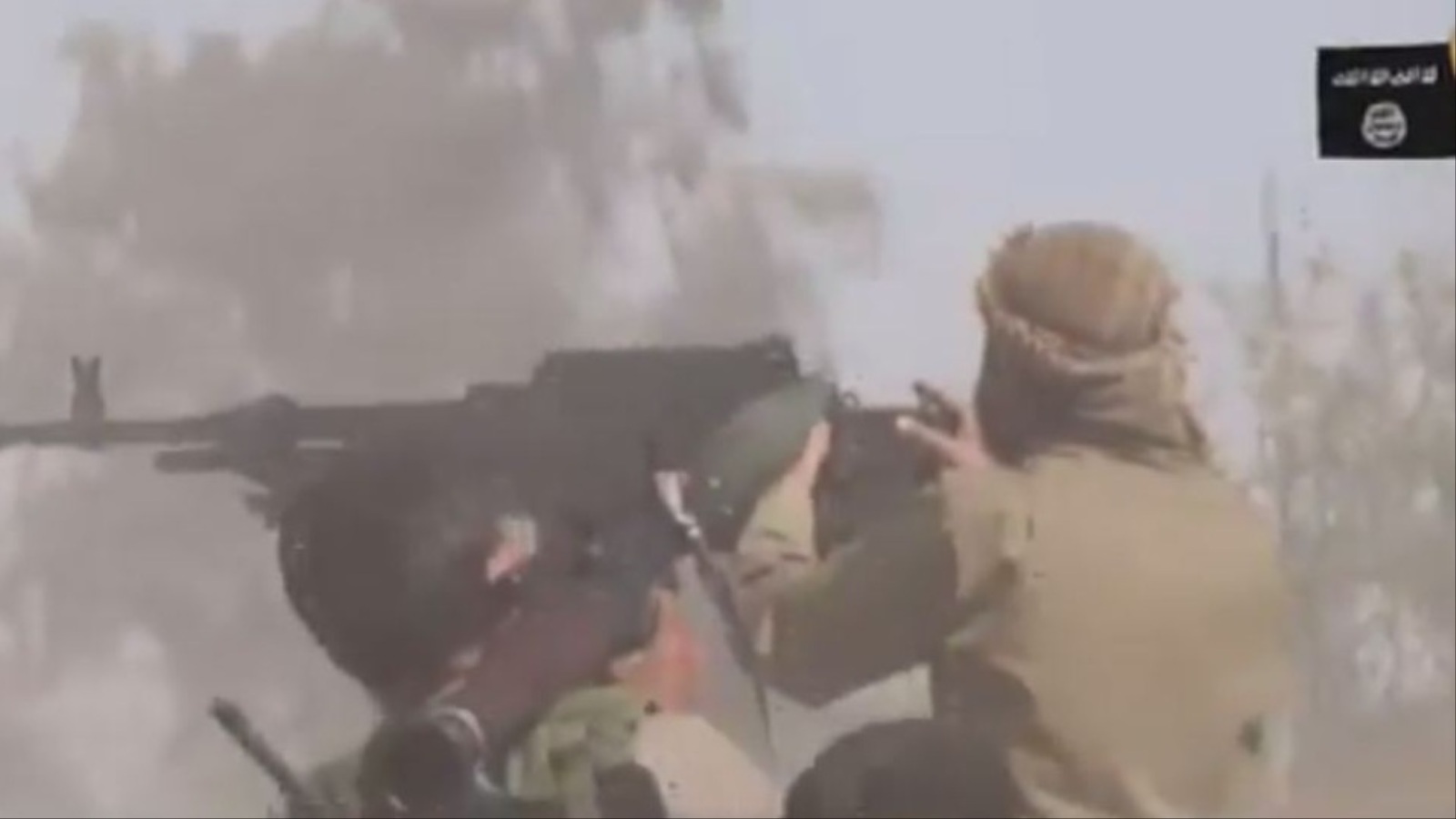 أحد مقاتلي تنظيم الدولة خلال معارك الفلوجة (الجزيرة)
