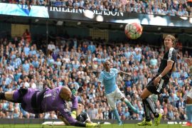 Manchester City's Fernandinho (C) scores the 2-0 goal past Watford goalkeeper Heurelho Gomes (L) during the English Premier League soccer match between Manchester City and Watford at the Etihad Stadium, Manchester, Britain, 29 August 2015. EPA/PETER POWELL EDITORIAL USE ONLY. No use with unauthorized audio, video, data, fixture lists, club/league logos or 'live' services. Online in-match use limited to 75 images, no video emulation. No use in betting, games or single club/league/player publications