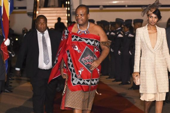 A handout picture provided by the South African Government Communication and Information System (GCIS) shows Swaziland's King Mswati III (C) arriving to attend the AU Summit in Sandton, Johannesburg, South Africa, 14 June 2015. The African Union (AU) Summit sees African heads of state gather in Sandton City. EPA/GCIS/HANDOUT